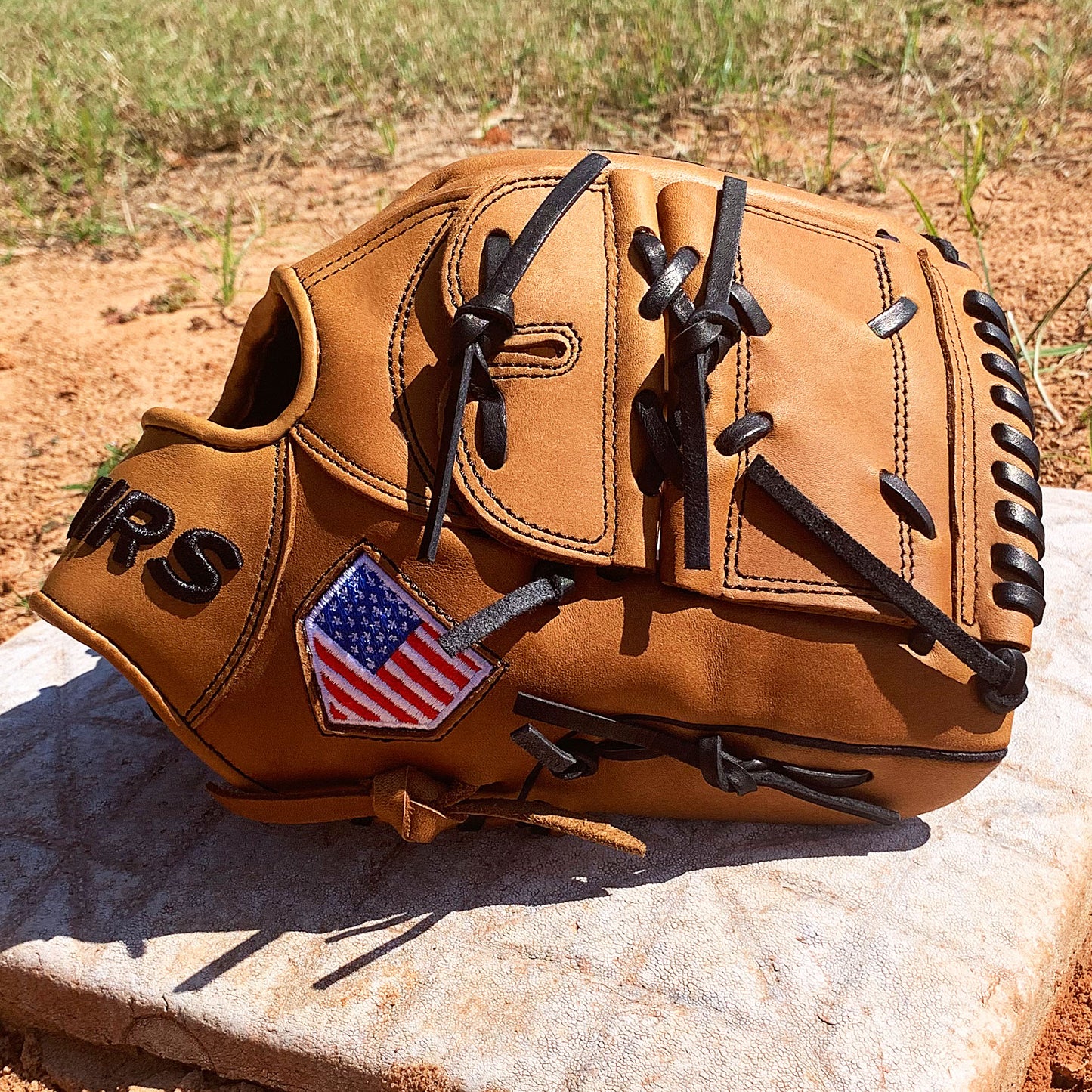 Right hand thrower baseball pitchers glove